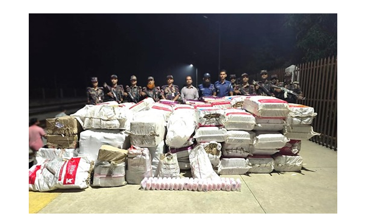 কুমিল্লা রেলওয়ে স্টেশনে টাস্কফোর্সের অভিযানে ভারতীয় মালামাল জব্দ