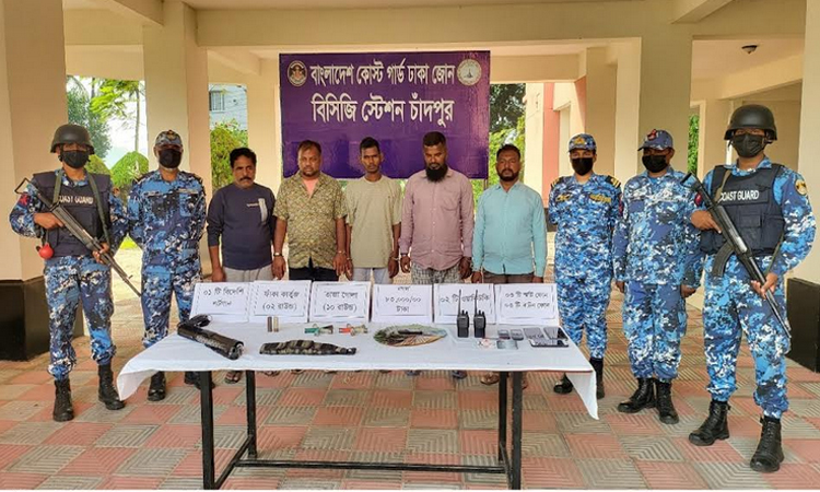 চাঁদপুরে অস্ত্রসহ ডাকাত দলের ৫ সদস্য আটক