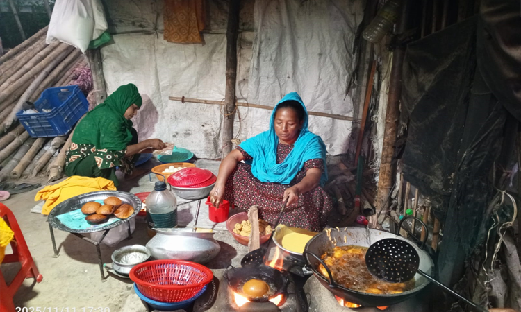 চুয়াডাঙ্গায় পিঠা, ডিমচপ ও পেঁয়াজু বিক্রি করে ভাগ্য ফিরেছে মর্জিনার