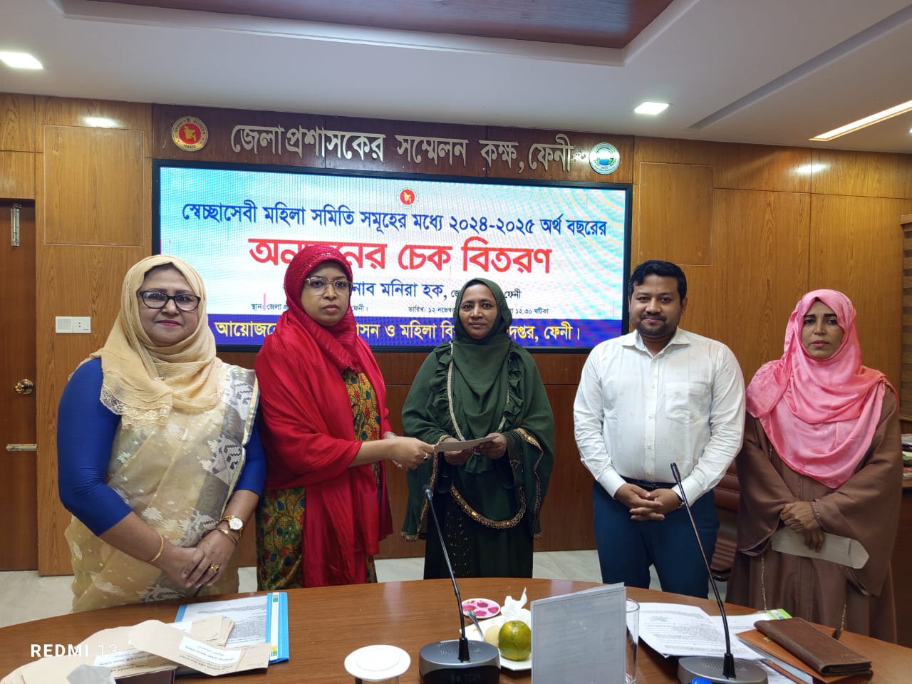 ফেনীতে স্বেচ্ছাসেবী মহিলা সমিতির মধ্যে অনুদানের চেক বিতরণ