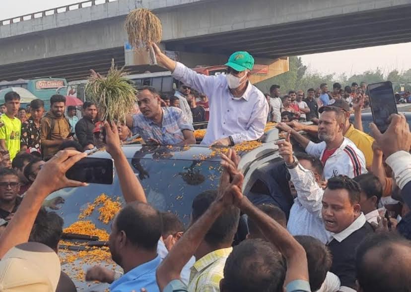 সিরাজগঞ্জে মানুষের ভালোবাসায় সিক্ত হলেন ধানের শীষের প্রার্থী ইকবাল হাসান টুকু