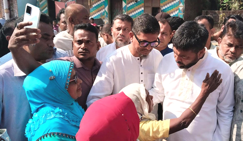 ফেনীর শুভপুরে অগ্নিকান্ডে ক্ষতিগ্রস্তদের তারেক রহমানের অনুদান