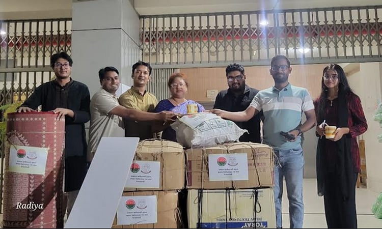 জবি ছাত্রদলের পক্ষ থেকে ছাত্রী হলে উপহার প্রদান