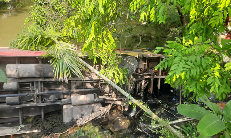রাজবাড়ীতে সড়ক দুর্ঘটনায় আহত ১৩, ১ জনের অবস্থা গুরুতর
