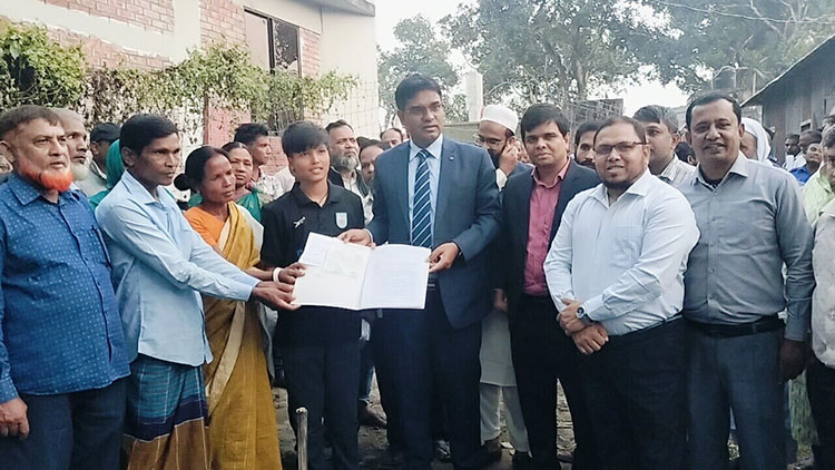 ফুটবলার তৃষ্ণাকে জমিসহ ঘর উপহার