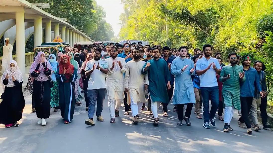 ফ্যাসিবাদী তৎপরতার বিরুদ্ধে চাকসুতে বিক্ষোভ মিছিল