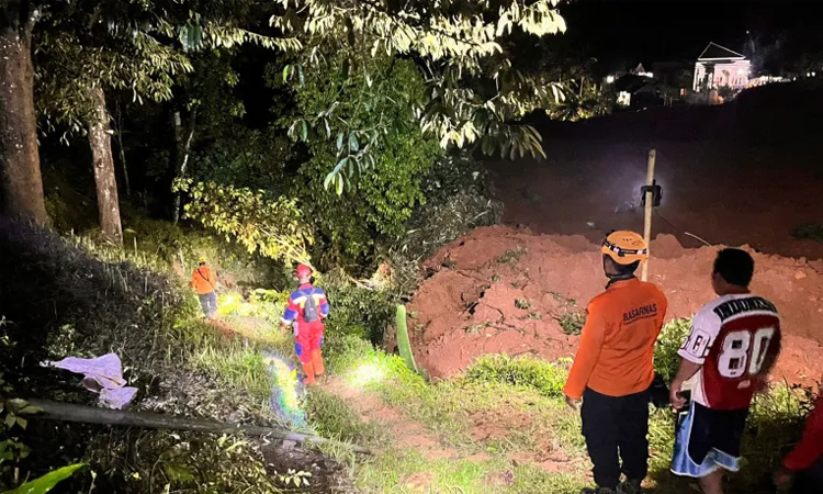 ইন্দোনেশিয়ায় ভূমিধসে ২ জনের মৃত্যু, নিখোঁজ ২১ 