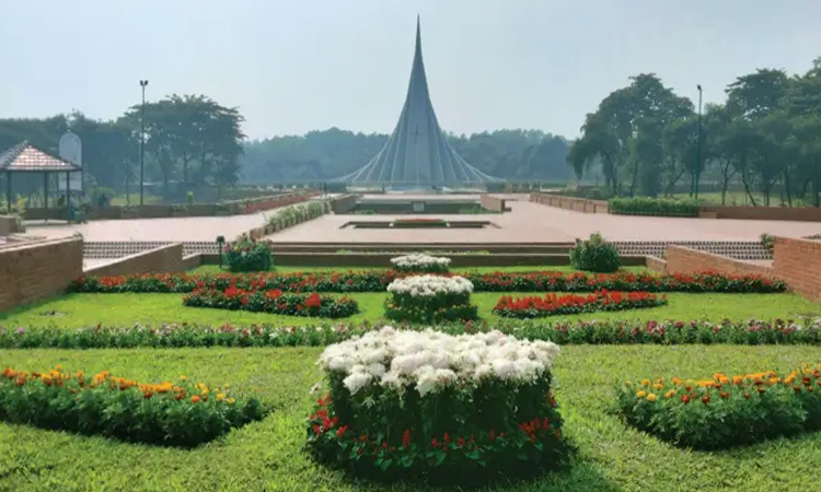পুষ্পস্তবক অর্পণকালে জাতীয় স্মৃতিসৌধের ফুলের বাগানের ক্ষতি করা যাবে না