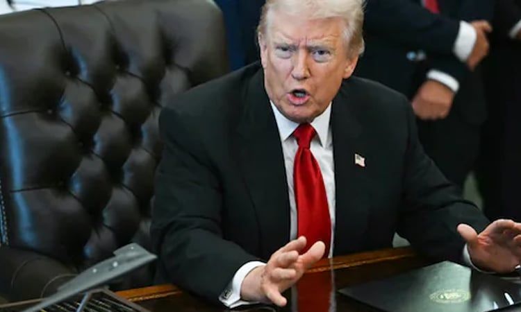 বিল ক্লিনটনের সঙ্গে এপস্টাইনের সংযোগের তদন্ত দাবি করেছেন ট্রাম্প