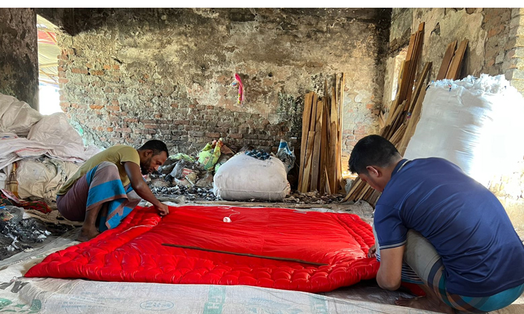 পটুয়াখালীতে দুশ্চিন্তায় লেপ-তোষক কারিগরেরা