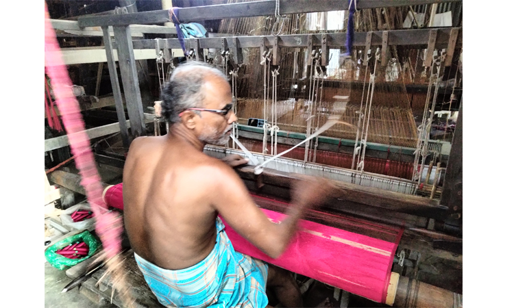 ঐতিহ্যবাহী টাঙ্গাইলের তাঁতের শাড়ির সুনাম এখন বিশ্বজুড়ে সমাদৃত