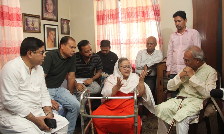 রুহুল কবির রিজভী আজ দুপুরে রাজধানীর শ্যামলীতে অসুস্থ বেতার শিল্পী আফরোজা নিজামীকে আর্থিক সহযোগিতা প্রদান করেন। ছবি: বাসস