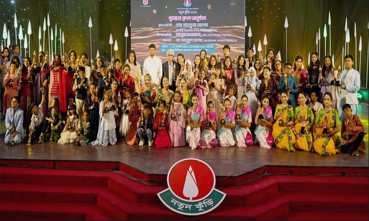 শনিবার বিটিভি অডিটোরিয়ামে ‘নতুন কুঁড়ি ২০২৫’ প্রতিযোগিতায় বিজয়ী শিশু-কিশোরদের পুরস্কার প্রদান অনুষ্ঠিত। ছবি: বাসস
