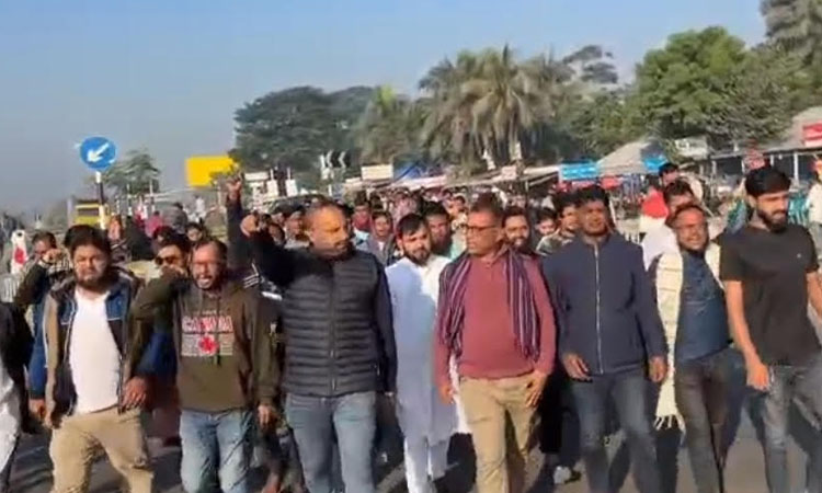 শিবচরে সড়ক পরিস্থিতি স্বাভাবিক রাখতে বিএনপির অবস্থান