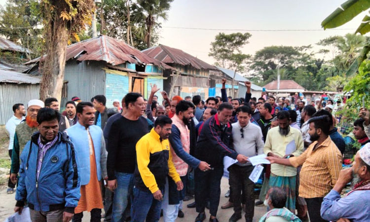 পটুয়াখালীতে বিএনপির ৩১ দফার লিফলেট বিতরণ