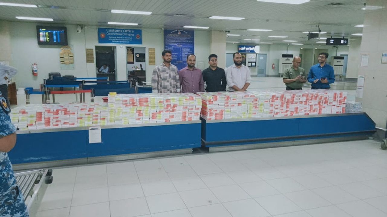 চট্টগ্রাম বিমানবন্দরে বিদেশি সিগারেট ও বিউটি ক্রিম জব্দ