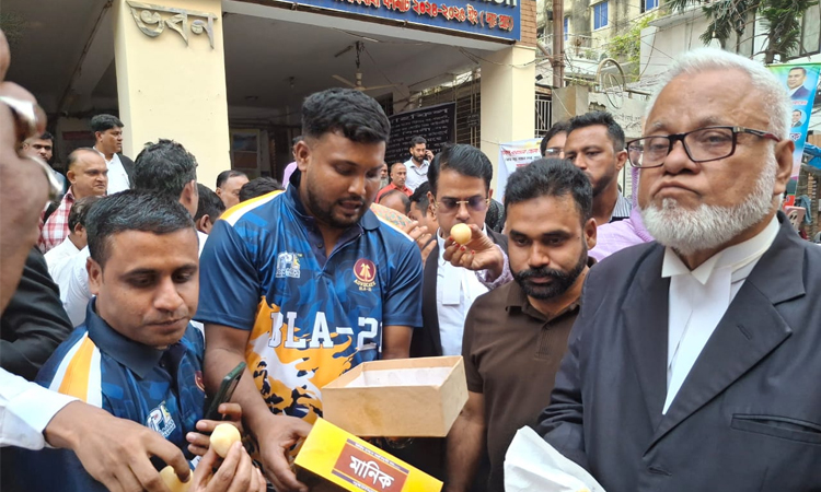 শেখ হাসিনার মৃত্যুদণ্ড : ঢাকার নিম্ন আদালতে মিষ্টি বিতরণ