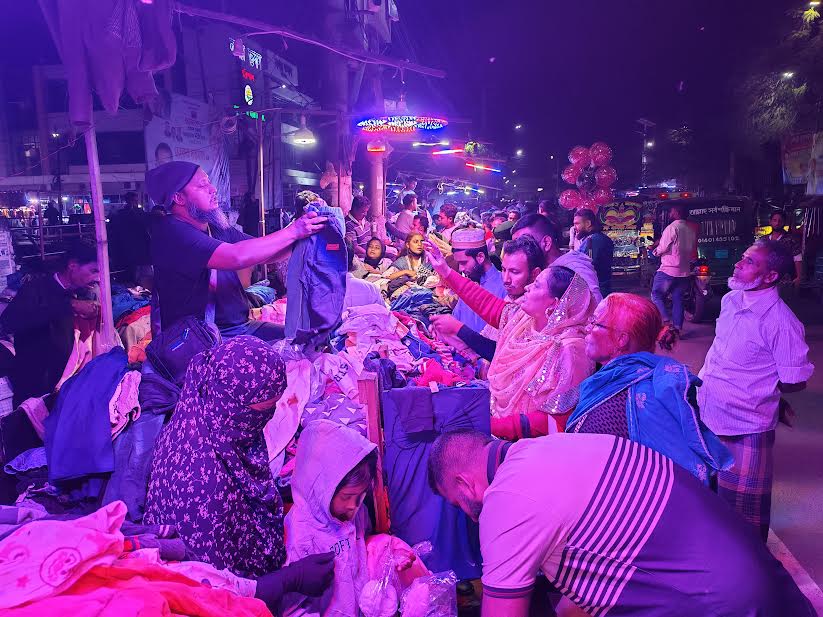 শীত আসতে না আসতেই বরিশালে ফুটপাতের দোকানগুলোতে জমে উঠেছে বেচাকেনা 