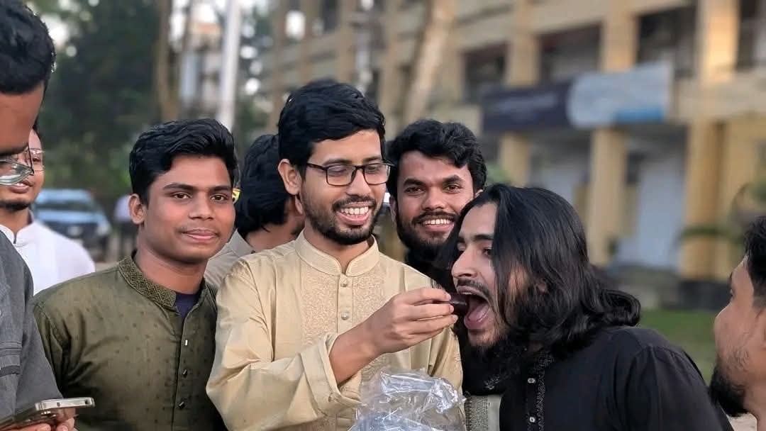 শেখ হাসিনার মৃত্যুদণ্ডের রায়কে স্বাগত জানিয়ে রাজশাহীতে মিষ্টি বিতরণ