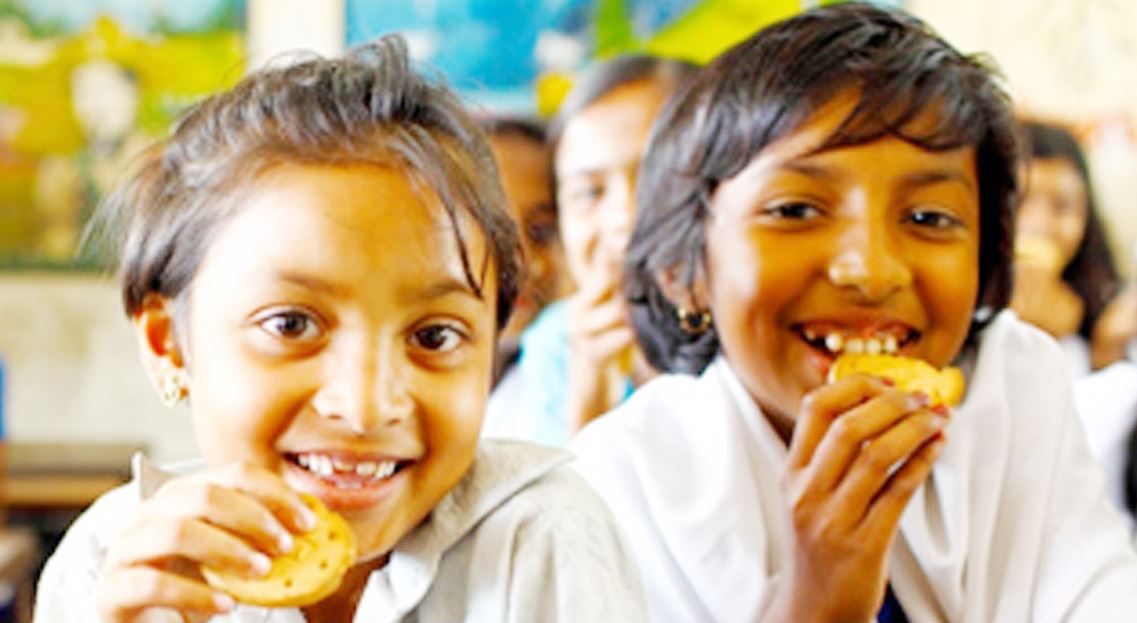 দেশের ১৬৫ উপজেলার প্রাথমিক বিদ্যালয়ে স্কুল ফিডিং কার্যক্রম শুরু