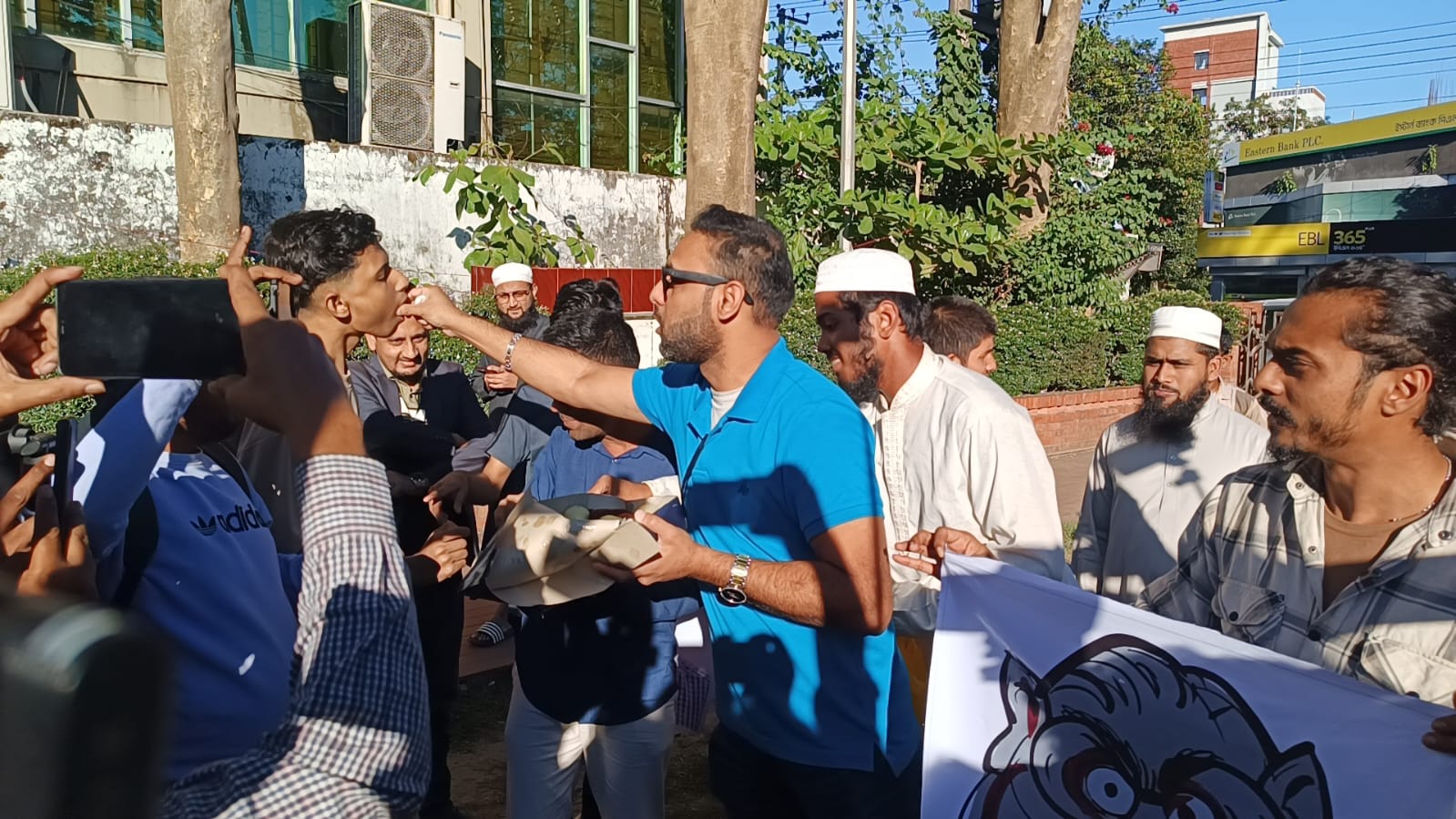 হাসিনার মৃত্যুদণ্ডের রায়ে সিলেট নগরীতে মিষ্টি বিতরণ