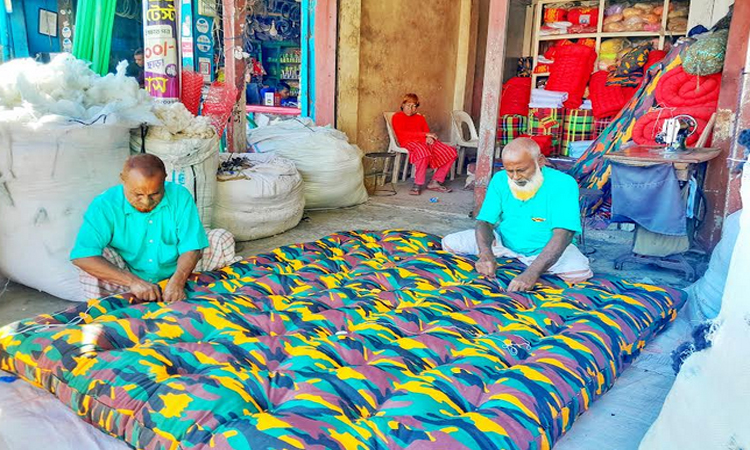 শীতে লেপ-তোশকের চাহিদা বেড়েছে, ব্যস্ত কারিগররা