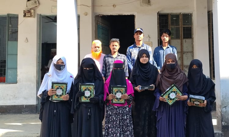 পটুয়াখালীতে তারেক রহমানের জন্মদিনে কোরআন বিতরণ