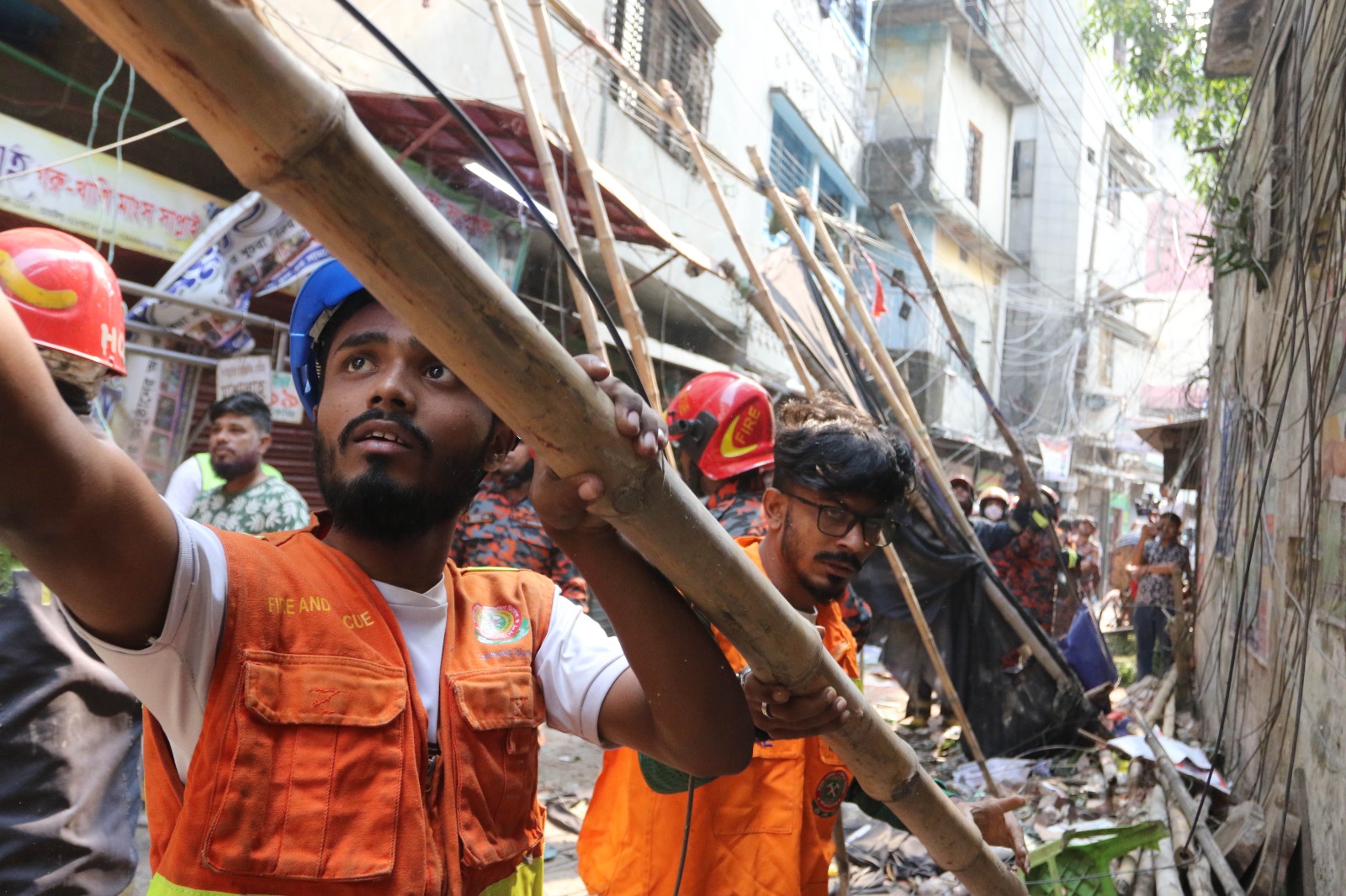 ভূমিকম্প: বংশালে ভবনের রেলিংয়ের ইট খসে ৩ পথচারী নিহত