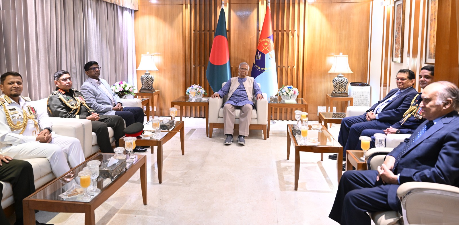 প্রধান উপদেষ্টার সঙ্গে তিন বাহিনীর প্রধানদের সাক্ষাৎ