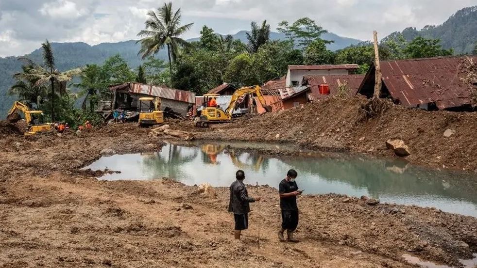 ইন্দোনেশিয়ায় ভূমিধসে মৃতের সংখ্যা বেড়ে ৩০