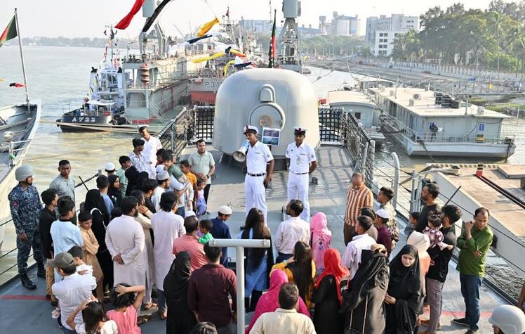 মোংলা নৌঘাঁটিতে সশস্ত্র বাহিনী দিবস উদযাপন