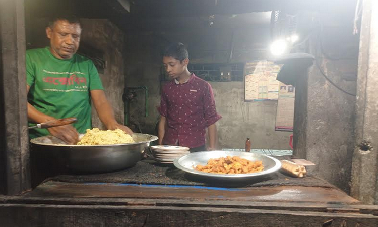 ১ টাকায় চা, ১ টাকায় পেঁয়াজু বিক্রি করে সফল নীলফামারীর আপন