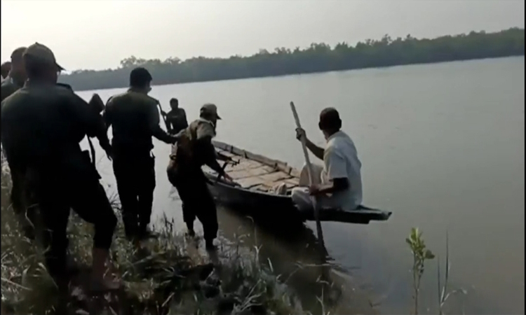 সুন্দরবনের সাতক্ষীরা রেঞ্জে বনদস্যু দমনে অভিযান