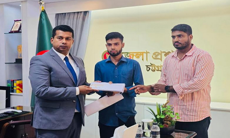 বাঁশখালীতে আগুনে নিঃস্ব মুক্তিযোদ্ধা পরিবারের পাশে জেলা প্রশাসক