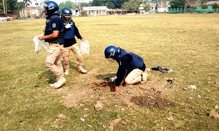 ঝিনাইদহে উদ্ধারকৃত ১৬টি ককটেল ধ্বংস করল বোম্ব ডিসপোজাল ইউনিট