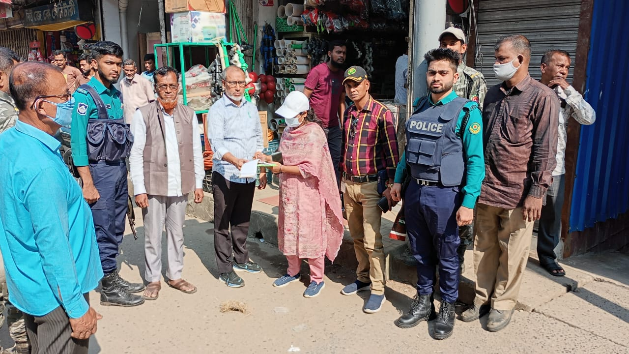 চট্টগ্রামে ফুটপাত দখলের দায়ে বিভিন্ন প্রতিষ্ঠানের বিরুদ্ধে মামলা ও জরিমানা 