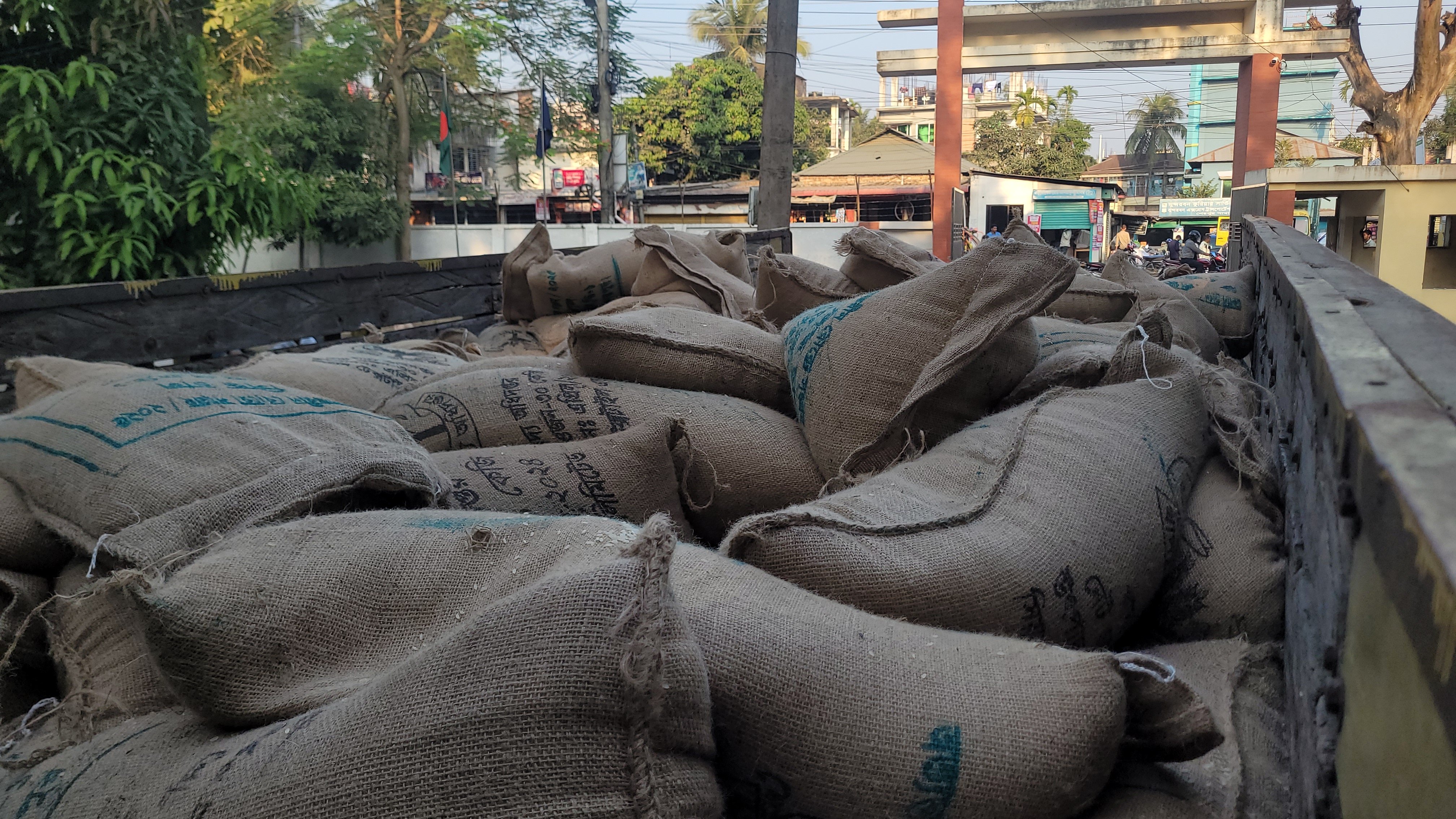 শেরপুরে অবৈধভাবে মজুতকৃত ২৪৮ বস্তা চাল জব্দ