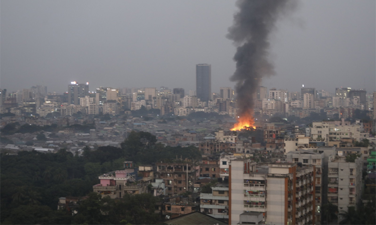 দীর্ঘ ১৬ ঘণ্টা পর করাইল বস্তির আগুন সম্পূর্ণ নিয়ন্ত্রণে
