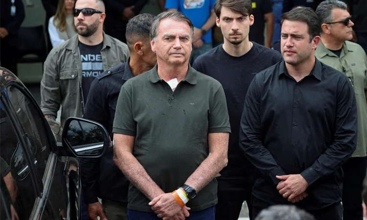 অভ্যুত্থানের চেষ্টার দায়ে ব্রাজিলের সাবেক প্রেসিডেন্ট বলসোনারোর ২৭ বছরের কারাদণ্ড 