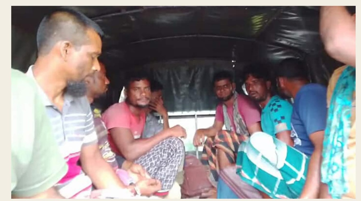 সুন্দরবনে মৎস্য অভয়ারণ্য থেকে নৌকাসহ চার জেলে আটক 