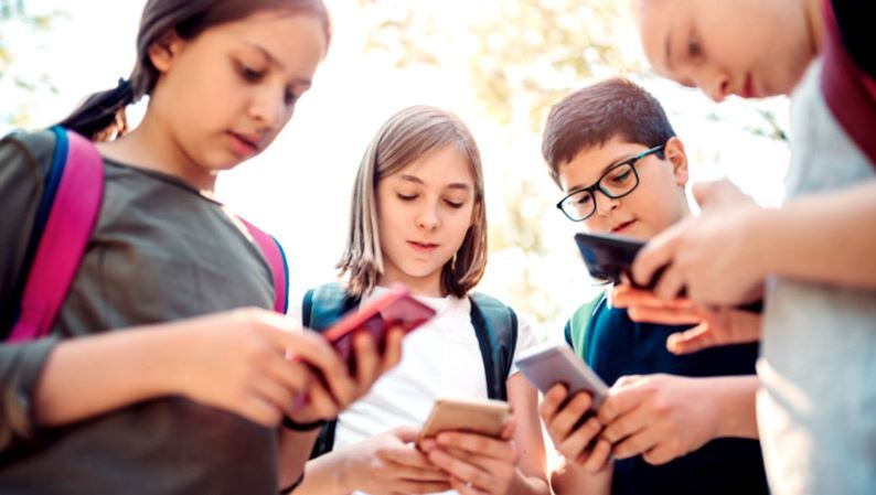 অস্ট্রেলিয়ায় কম বয়সীদের সোশ্যাল মিডিয়ায় প্রবেশাধিকার নিষিদ্ধের বিরুদ্ধে আইনি চ্যালেঞ্জ