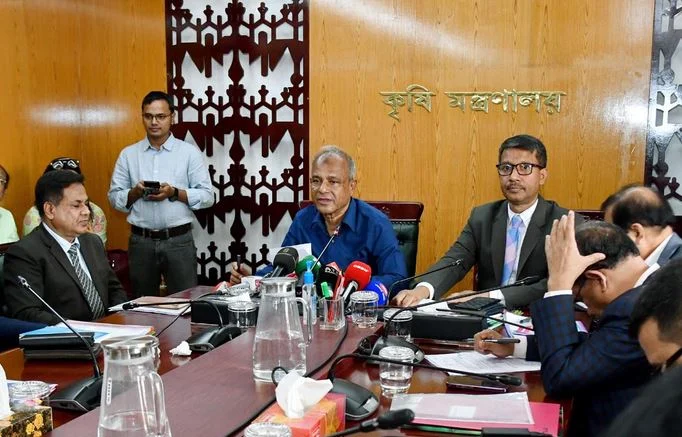 নিয়ম লঙ্ঘনকারী সার ডিলারদের বাদ দেয়া হবে: কৃষি উপদেষ্টা