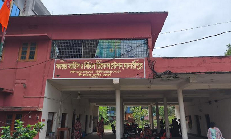 জীবন বাজি রেখে ঝুঁকিপূর্ণ ভবনে দায়িত্ব পালন করছে মাদারীপুর ফায়ার সার্ভিসের কর্মীরা