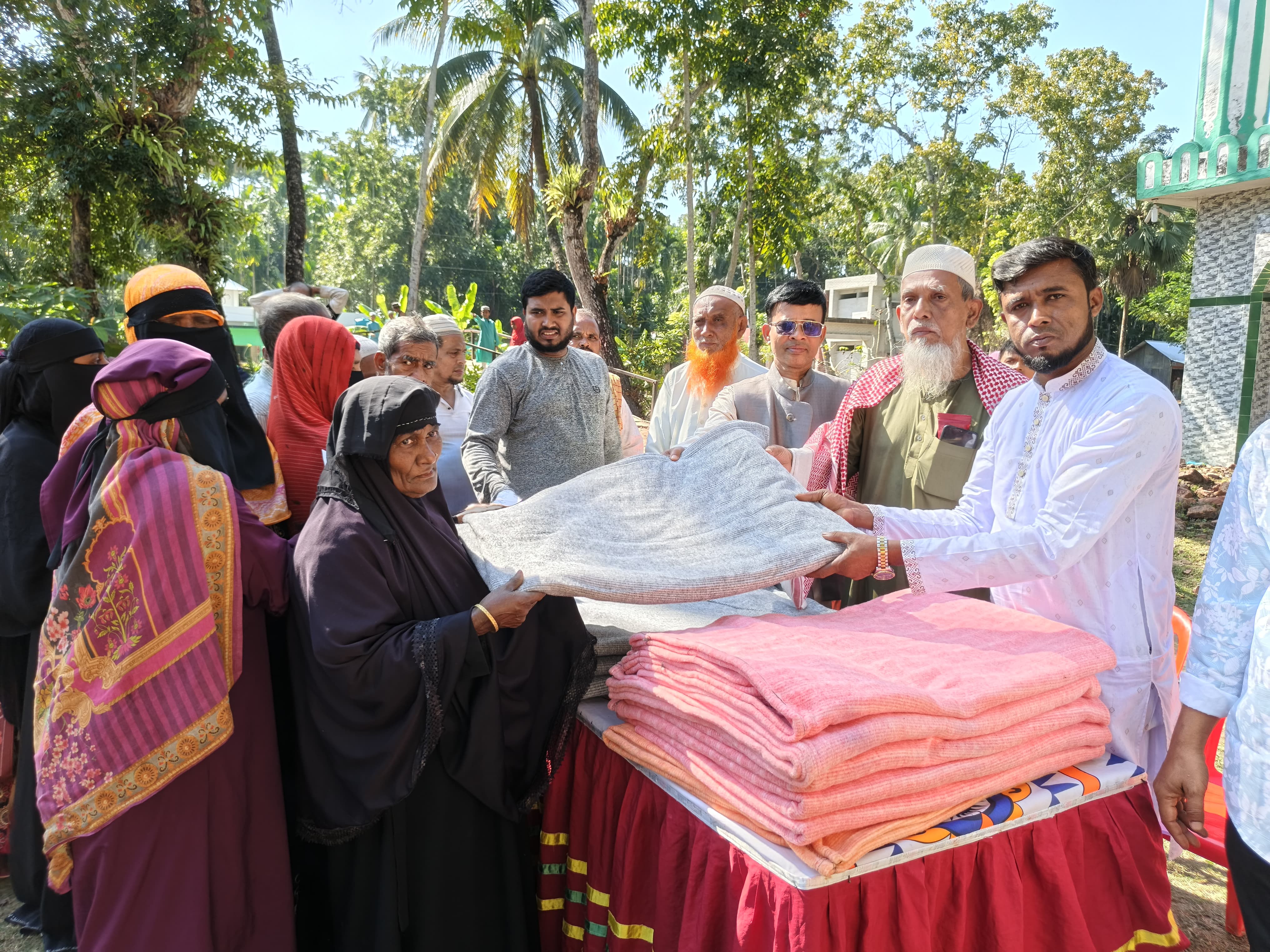 পিরোজপুরে দুস্থদের মধ্যে শীতবস্ত্র বিতরণ