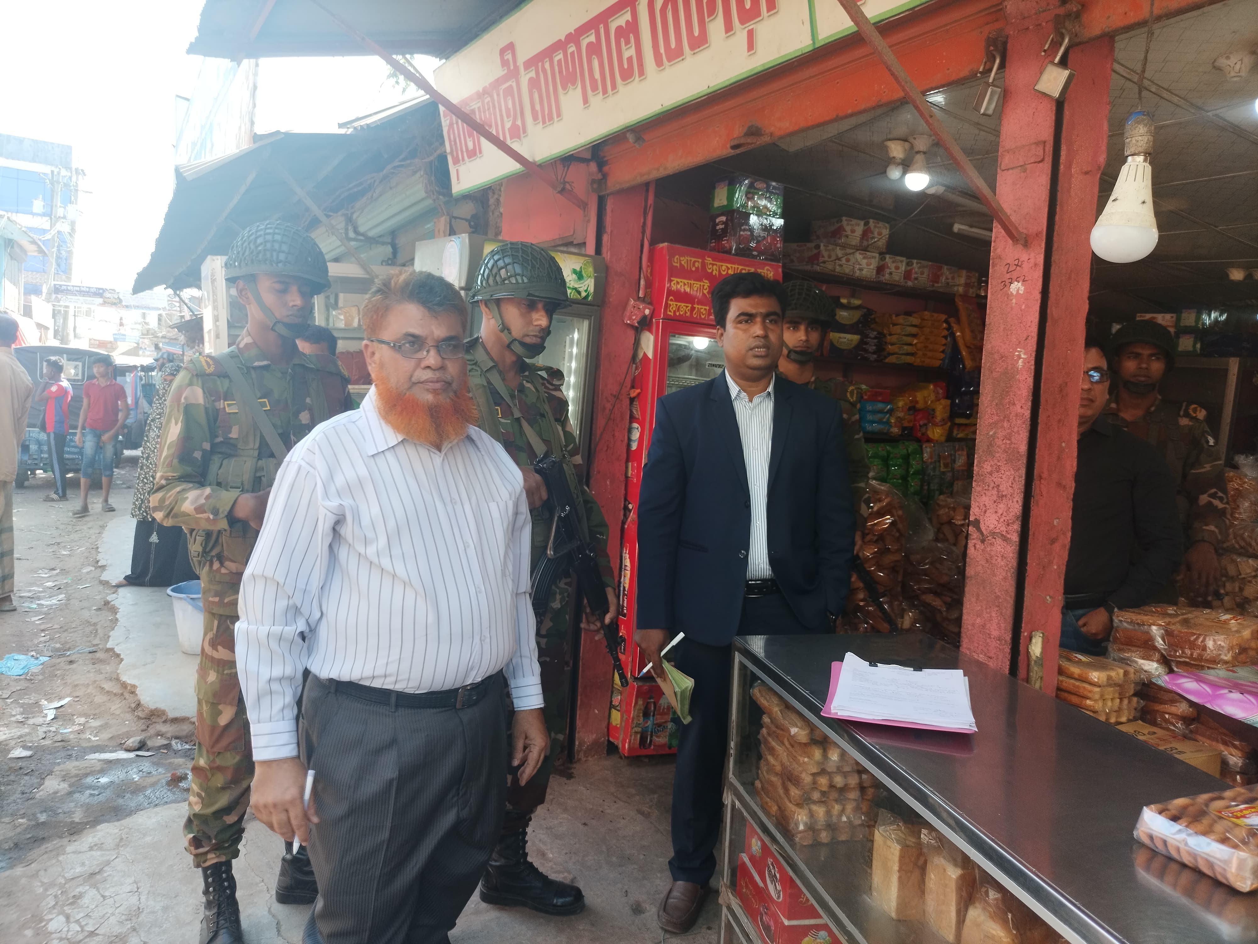 চাঁদপুরে মেয়াদোত্তীর্ণ খাবার রাখায় ৯ প্রতিষ্ঠানকে জরিমানা