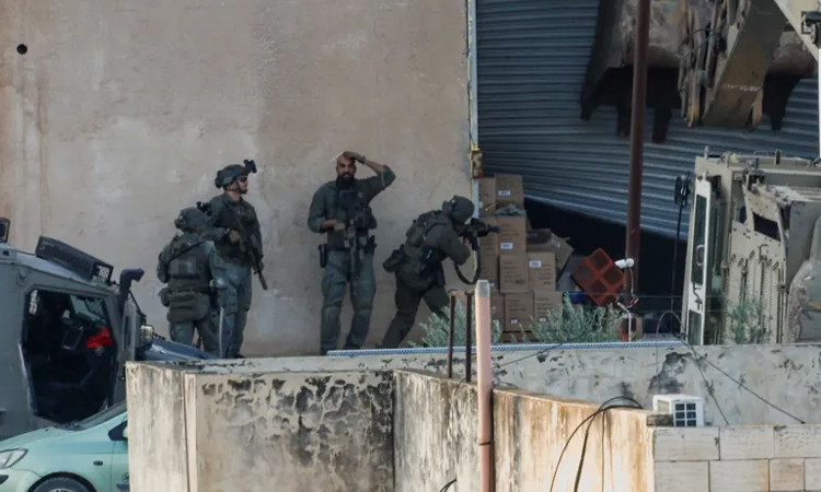 পশ্চিম তীরে আত্মসমর্পণকারী ২ ফিলিস্তিনিকে হত্যা করল ইসরাইল