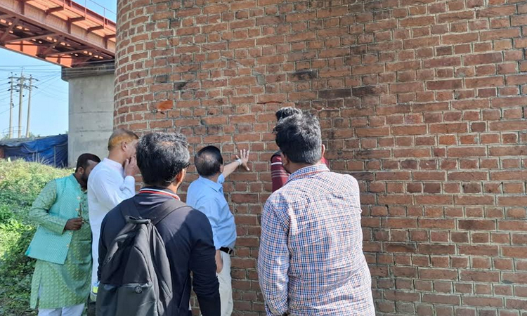 নরসিংদীতে ভূমিকম্পে ক্ষতিগ্রস্ত রেলসেতুর পিলার পরিদর্শনে ঢাবির টিম