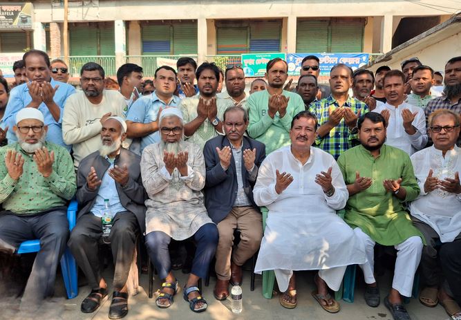 খালেদা জিয়ার সুস্থতা কামনায় রাজশাহীতে বিএনপি’র দোয়া মাহফিল