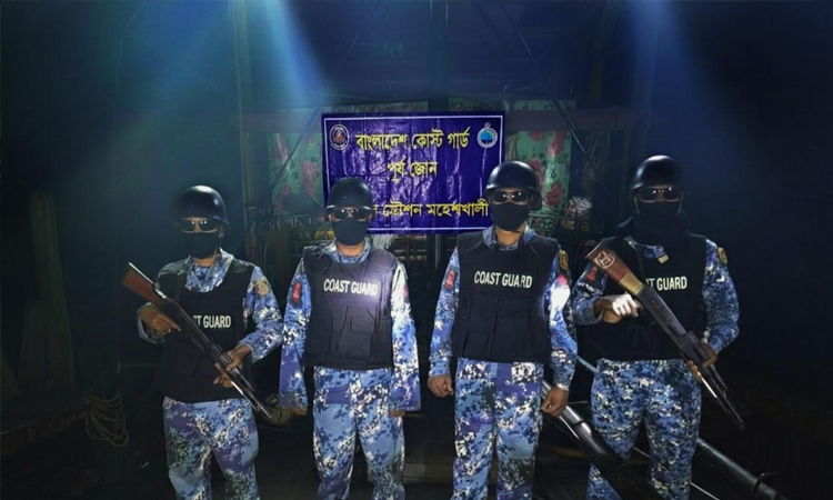 কক্সবাজারে অবৈধ আর্টিসনাল ট্রলিং বোট, জাল ও সামুদ্রিক মাছ জব্দ