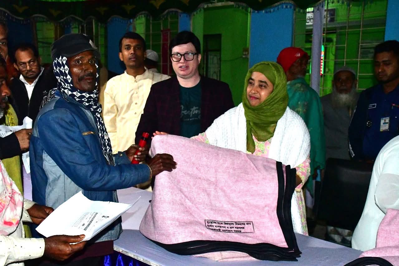 রাজবাড়ীতে জেলা প্রশাসনের উদ্যোগে শীতবস্ত্র বিতরণ 